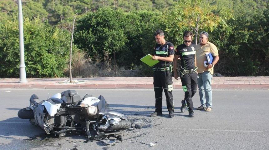 Motosiklet &rsquo;u&rsquo; D&ouml;n&uuml;ş&uuml; Yapan Minib&uuml;se &Ccedil;arptı, Kaskı Bulunmayan S&uuml;r&uuml;c&uuml; Başından Yaralandı