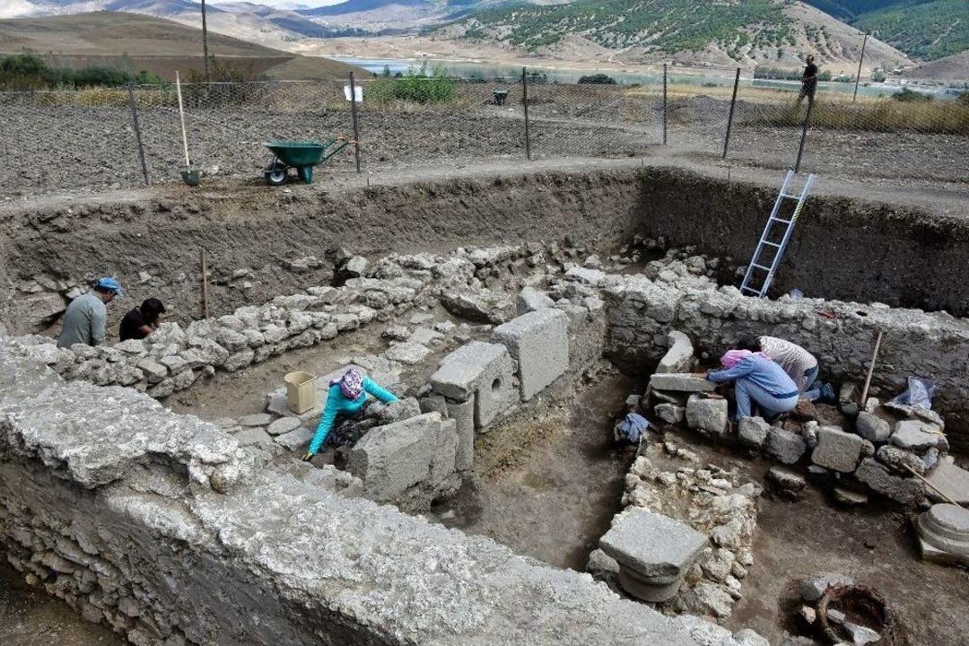 Toprağın 50 Santimetre Altından 2 Bin Yıllık Tarih &Ccedil;ıktı