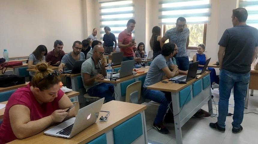&Ouml;ğretmenlere Robotik Kodlama Eğitimi