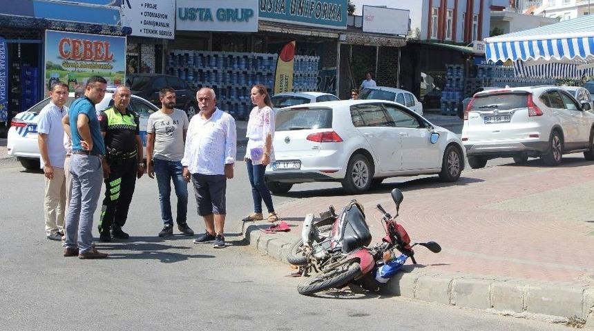 Motosiklet İle Otomobile &Ccedil;arpıştı: 2 Yaralı