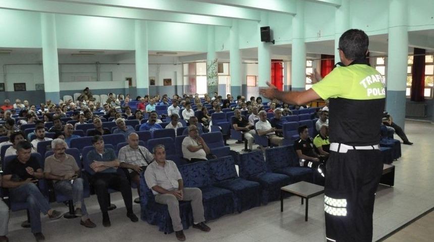 Polisler &Ouml;ğretmenlere Trafik Eğitimi Verdi