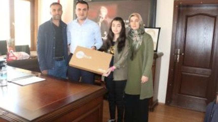 Başarılı Öğrencilere Bilgisayar Ve Telefon Hediye Edildi