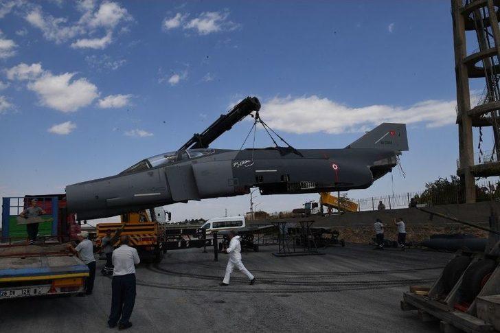 Eski Savaş Uçağı Tır Üzerinde Malatya’ya Getirildi G2