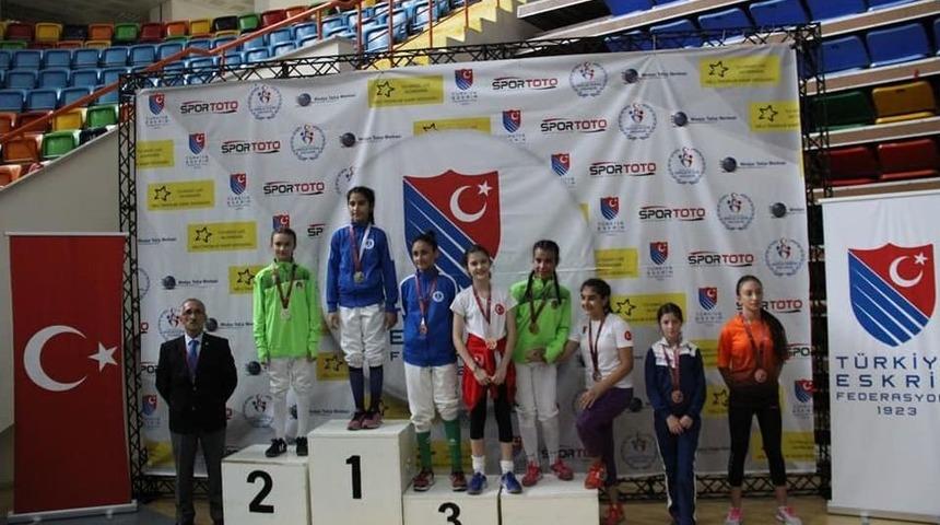 Eskrimcilerden Gururlandıran Başarı