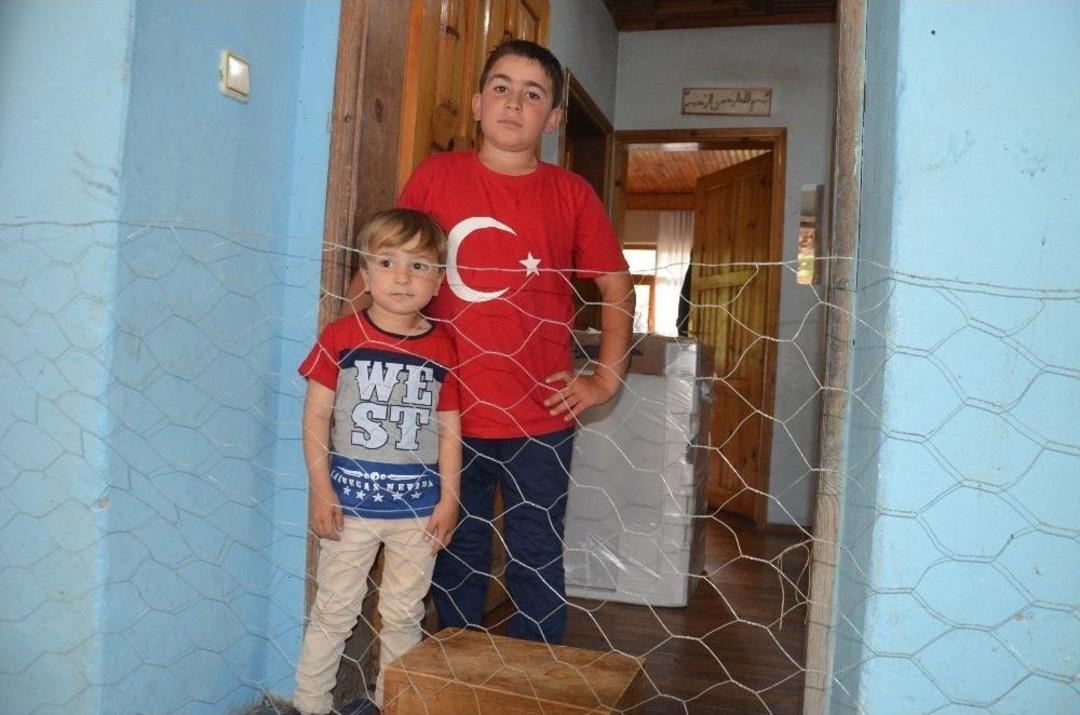 Oğluna Kızdı, Evin D&ouml;rt Bir Tarafını Tel &Ouml;rg&uuml;yle Kapattı