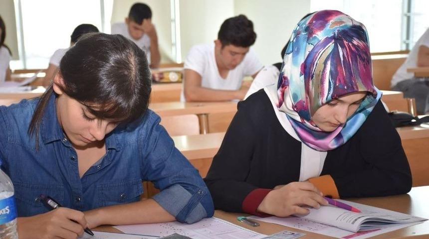 Üniversitenin Yolu Esenyurt Belediyesi’nin Hazırlık Kurslarından Geçiyor