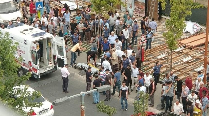 Anne Ve Kızının &Uuml;zerine Reklam Tabelası D&uuml;şt&uuml;