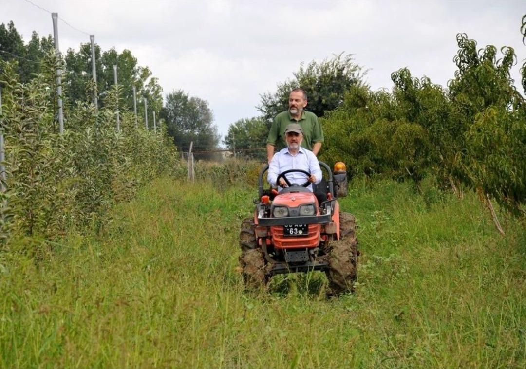 Rekt&ouml;r Bilgi&ccedil; Trakt&ouml;rle Hasat Yaptı