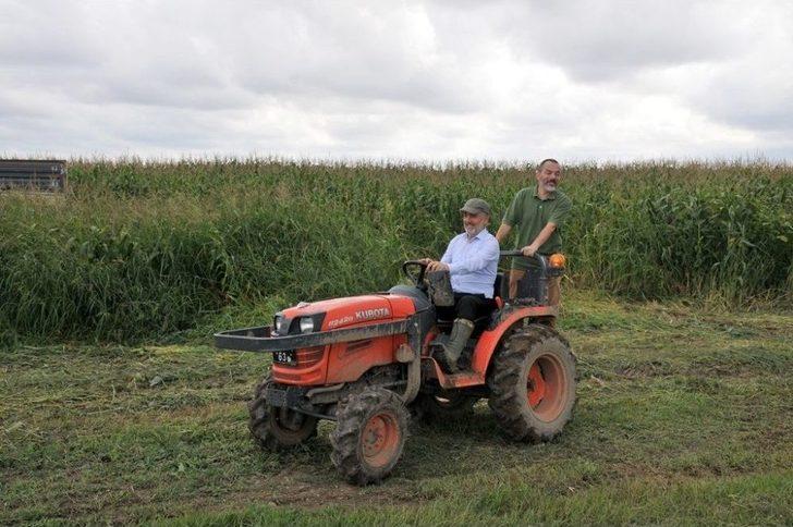 Rektör Bilgiç Traktörle Hasat Yaptı G1