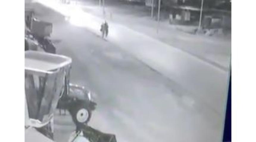 Otomobil Yolda Y&uuml;r&uuml;yen 4 Kişiye &Ccedil;arptı