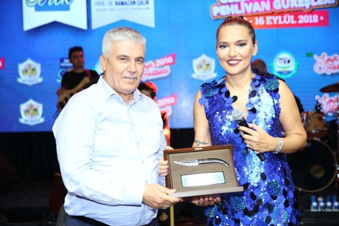 Demet Akalın Tapu Dağıtım T&ouml;reninde Sahne Aldı