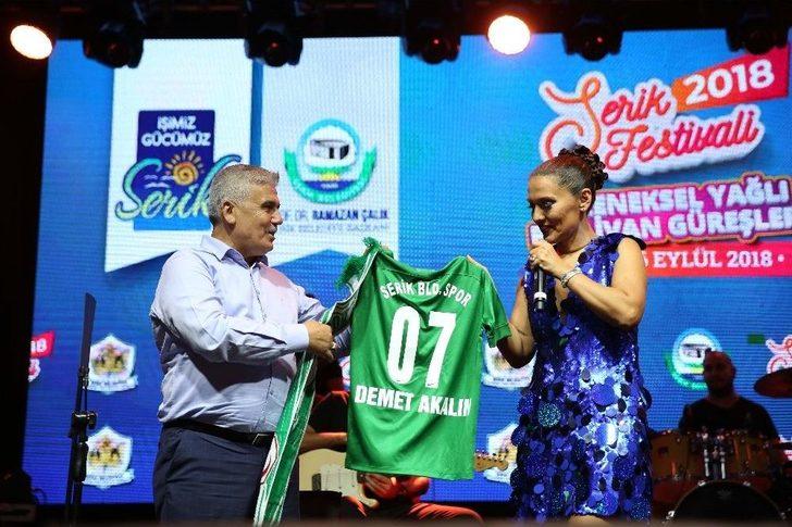 Demet Akalın Tapu Dağıtım Töreninde Sahne Aldı G1