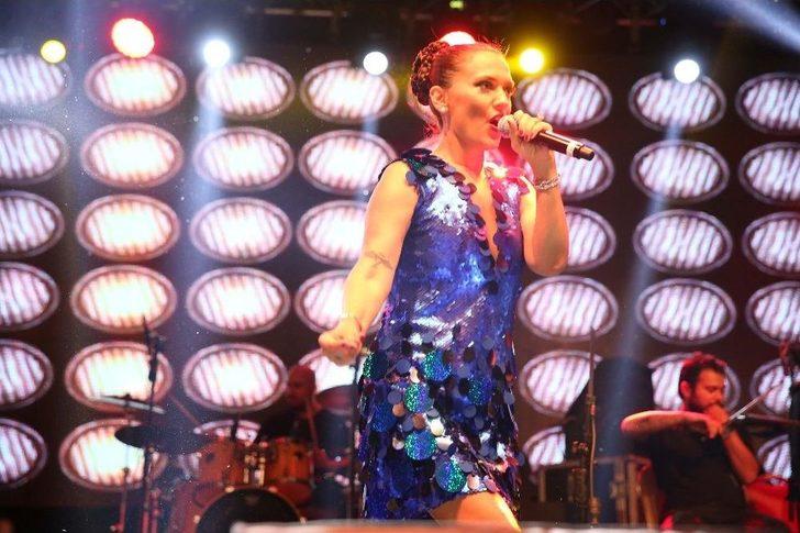 Demet Akalın Tapu Dağıtım Töreninde Sahne Aldı G2