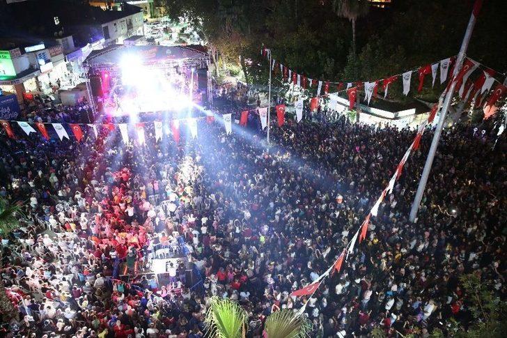 Demet Akalın Tapu Dağıtım Töreninde Sahne Aldı G3