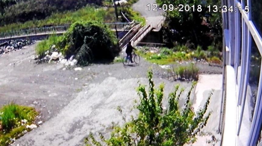 Bisikletten Fırlayıp Dereye U&ccedil;tu