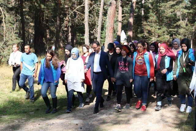 Bakan Kasapoğlu’ndan Gençlik Kampı’na Sürpriz Ziyaret