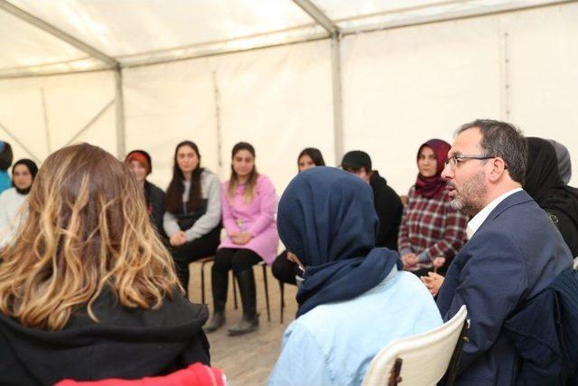 Bakan Kasapoğlu’ndan Gençlik Kampı’na Sürpriz Ziyaret