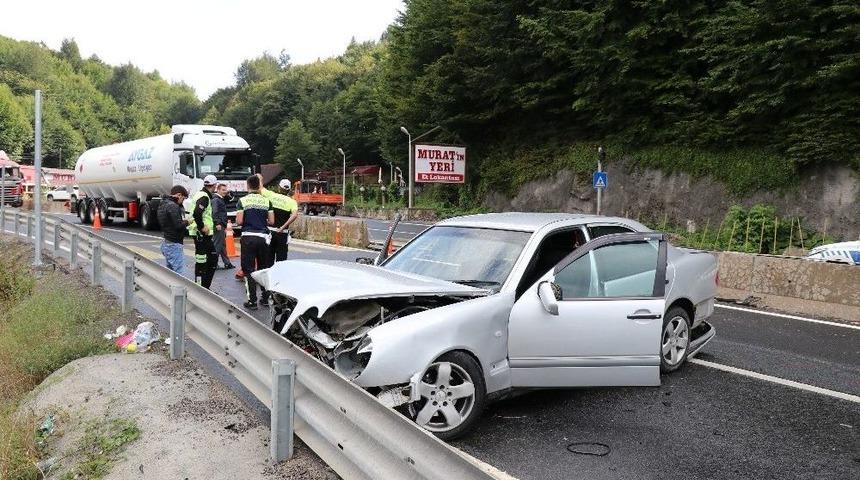 Kaygan Yolda Kontrolden &Ccedil;ıkan Otomobil Bariyerlere &Ccedil;arptı: 3 Yaralı