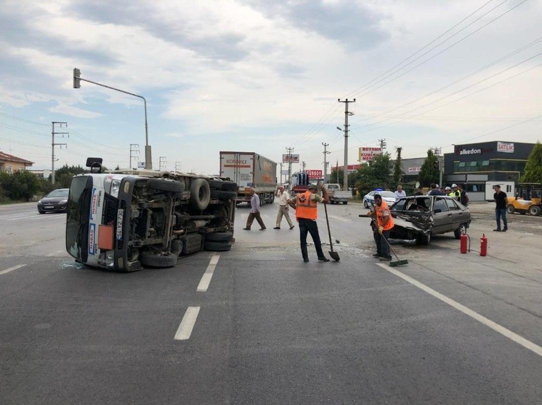 Otomobil İle Kamyonet &Ccedil;arpıştı: 2 Yaralı