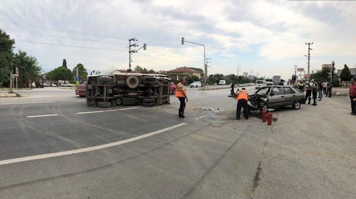 Otomobil İle Kamyonet Çarpıştı: 2 Yaralı G1