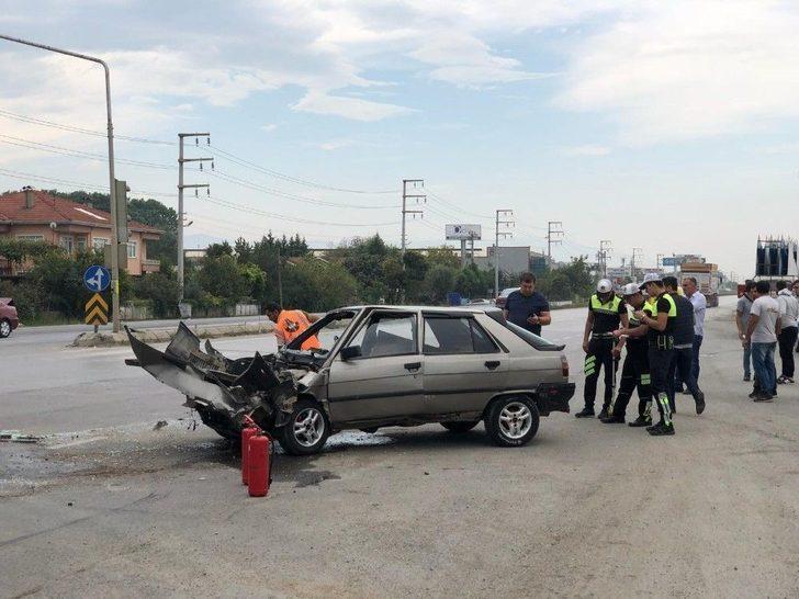 Otomobil İle Kamyonet Çarpıştı: 2 Yaralı G2