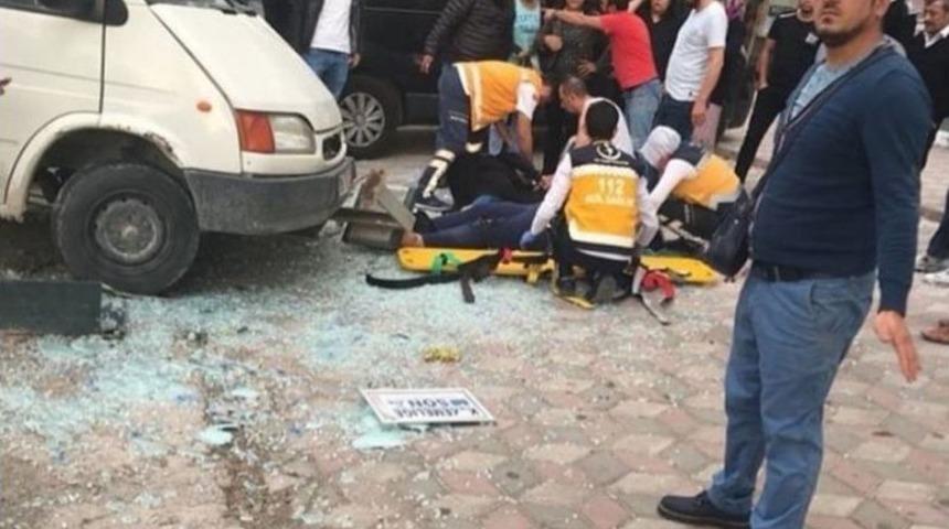 Minib&uuml;s, Durakta Bekleyen Vatandaşlara &Ccedil;arptı: 1&rsquo;i Ağır 4 Yaralı