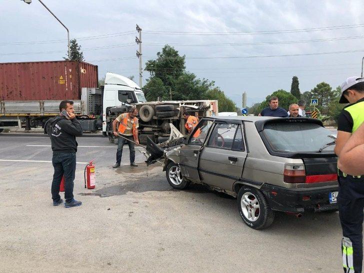 Otomobil İle Kamyonet Çarpıştı: 2 Yaralı G3