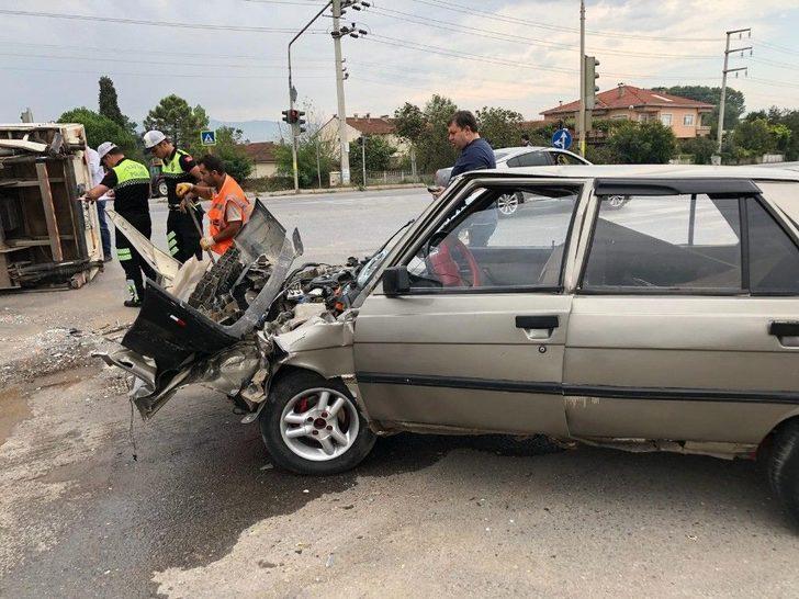 Otomobil İle Kamyonet Çarpıştı: 2 Yaralı G5