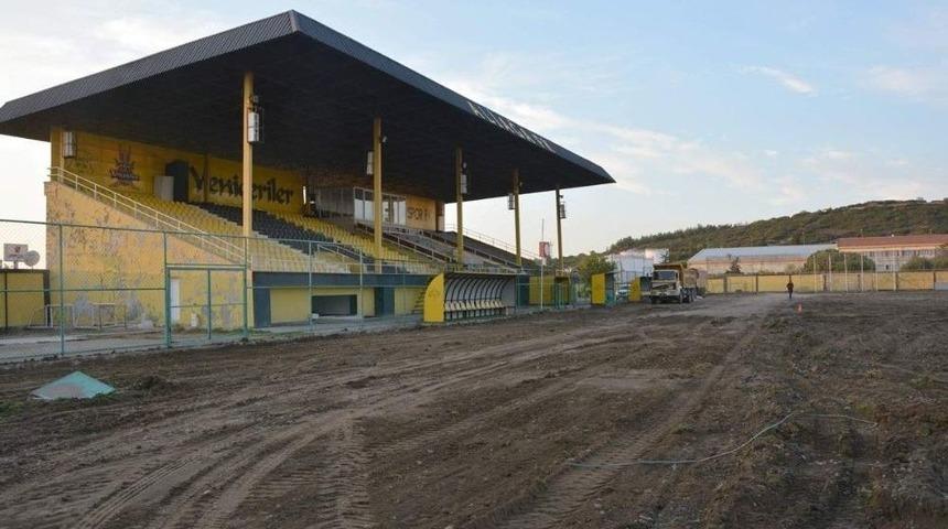 Aliağa İlçe Stadında Çimler Yenileniyor