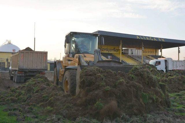 Aliağa İlçe Stadında Çimler Yenileniyor