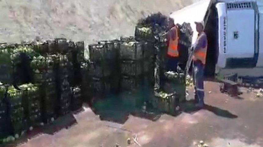 Elma Yüklü Tır Devrildi