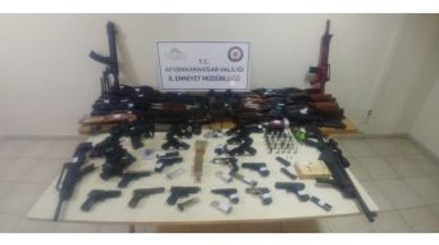 Baskın Yapılan Ev Ve İş Yerlerinden Adeta Cephanelik &Ccedil;ıktı