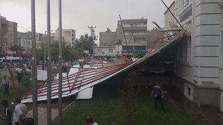 Adıyaman’da Şiddetli Fırtına Çatıları Uçurdu