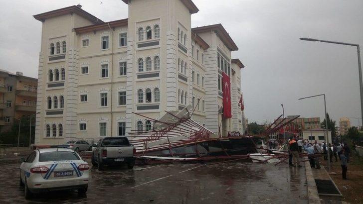 Adıyaman’da Şiddetli Fırtına Çatıları Uçurdu G4