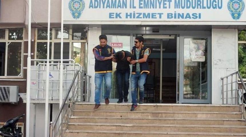 Kadınları D&ouml;verek Cep Telefonlarını Gasp Etti