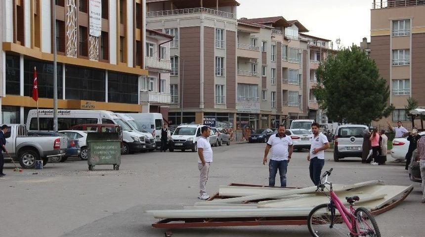 Rüzgarın Uçurduğu Çatı Üç Otomobile Zarar Verdi
