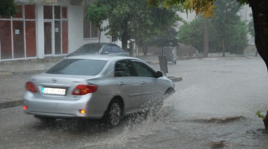 Yağmur Hayatı Fel&ccedil; Etti