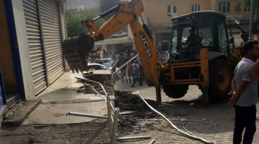 Bor&ccedil; Y&uuml;z&uuml;nden Elektrikleri Kesilen Belediye, Dicle Elektrik Hizmet Binasını Yıktı