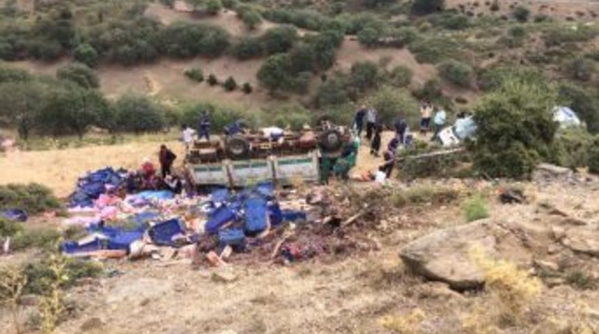 İş&ccedil;ileri Taşıyan Kamyon U&ccedil;uruma Yuvarlandı: 1 &Ouml;l&uuml;, 10 Yaralı