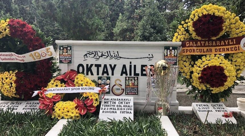Ta&ccedil;sız Kral Metin Oktay Mezarı Başında Anıldı