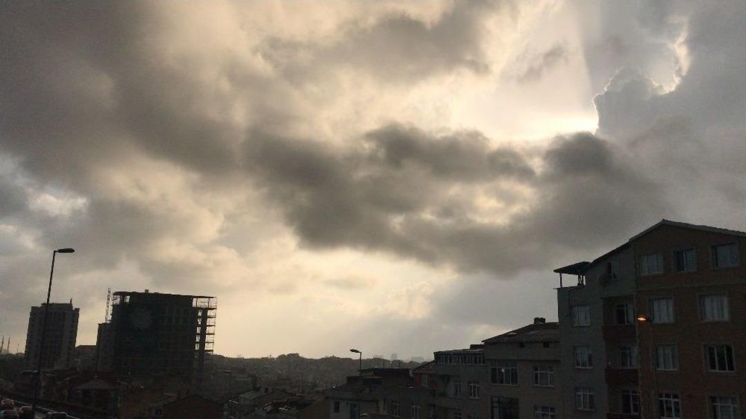 İstanbul&rsquo;da Beklenen Yağış Etkisini G&ouml;stermeye Başladı
