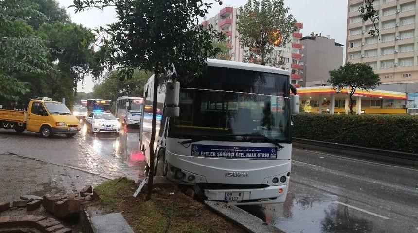 Aydın’da Halk Otobüsü Refüje Çarptı; 3 Yaralı