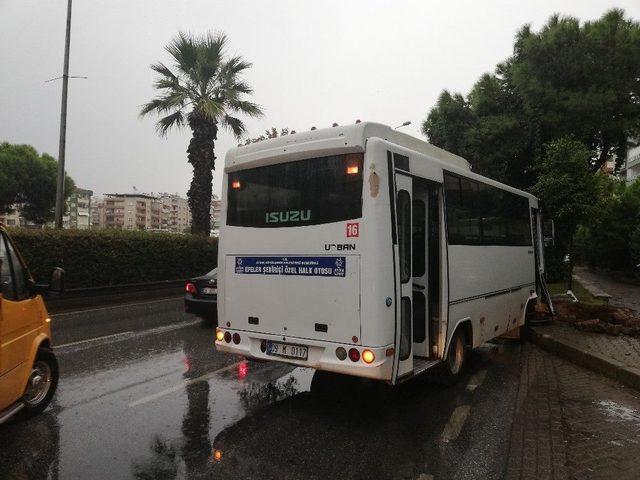 Aydın’da Halk Otobüsü Refüje Çarptı; 3 Yaralı