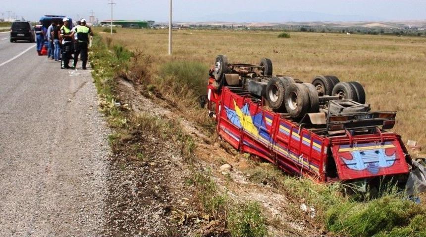 &Uuml;z&uuml;m Y&uuml;kl&uuml; Kamyon Tarlaya U&ccedil;tu: 2 Yaralı