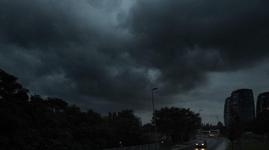 İstanbul&rsquo;u Kara Bulutlar Sardı