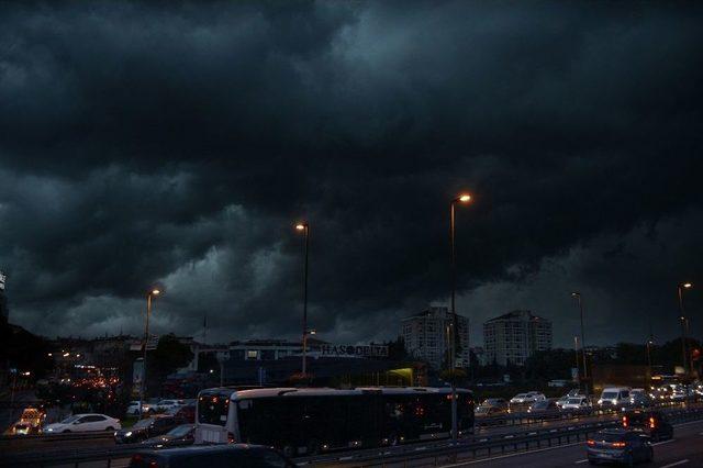 İstanbul’u Kara Bulutlar Sardı