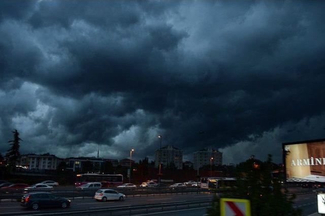 İstanbul’u Kara Bulutlar Sardı