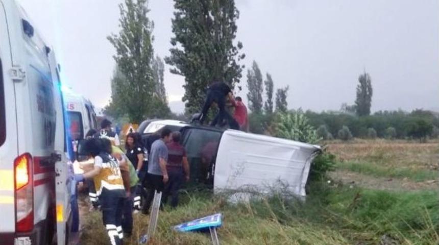 İzmir&rsquo;de Minib&uuml;s Devrildi: 7 Yaralı