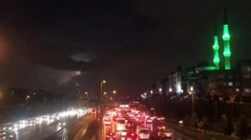 İstanbul&rsquo;da Şimşekler Geceyi Aydınlattı