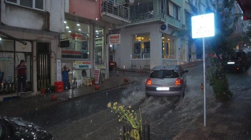 Aniden Bastıran Sağanak Yolları Göle Çevirdi